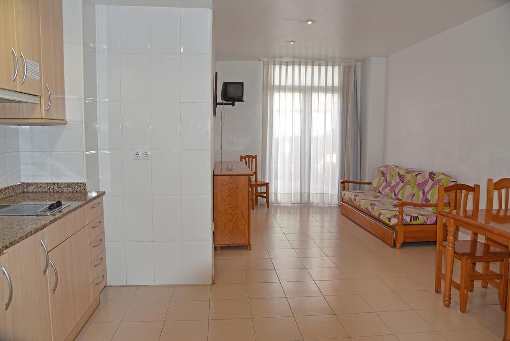 Apartamentos Ar Dosjoimi Лорет де Мар Екстериор снимка