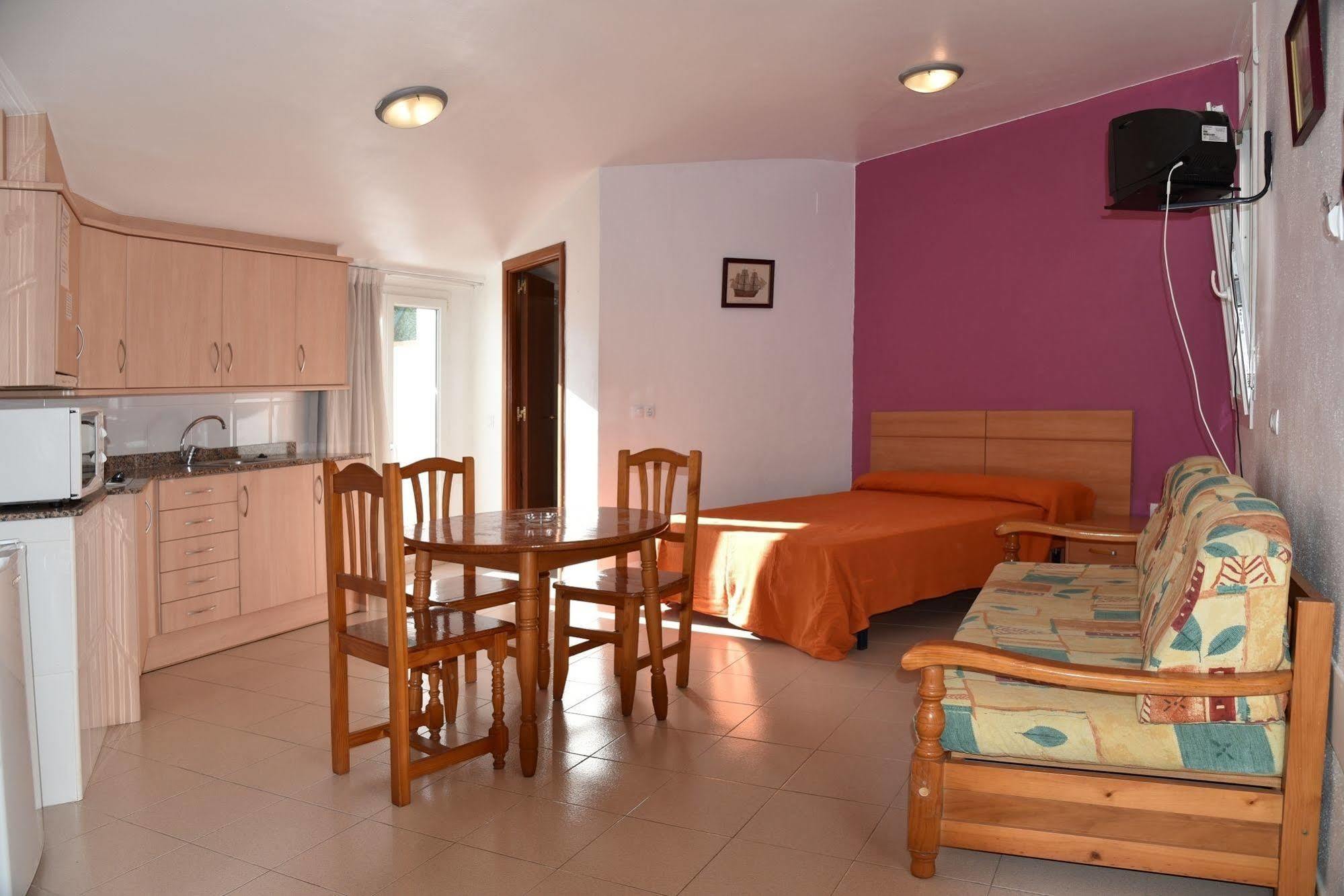 Apartamentos Ar Dosjoimi Лорет де Мар Екстериор снимка